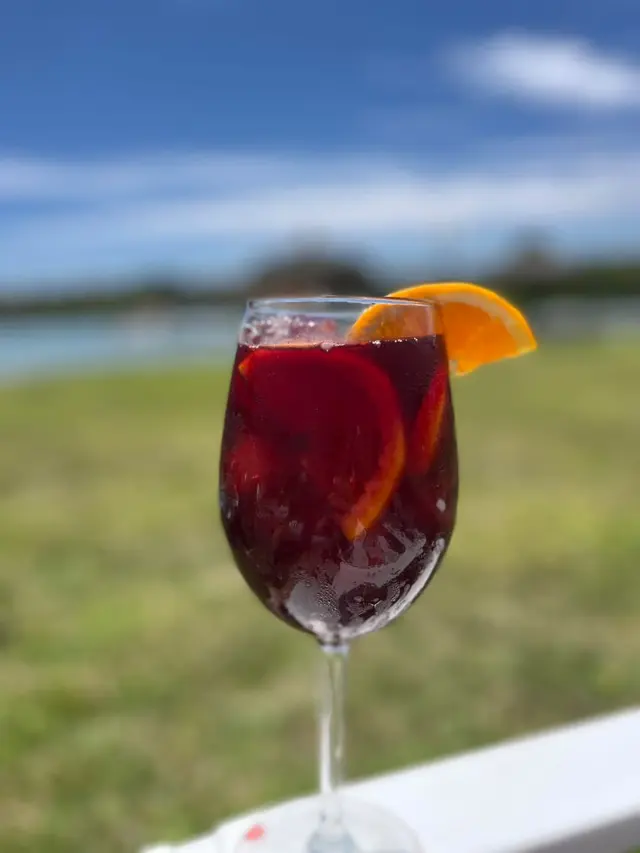 Copa de La Colora con naranja junto al lago