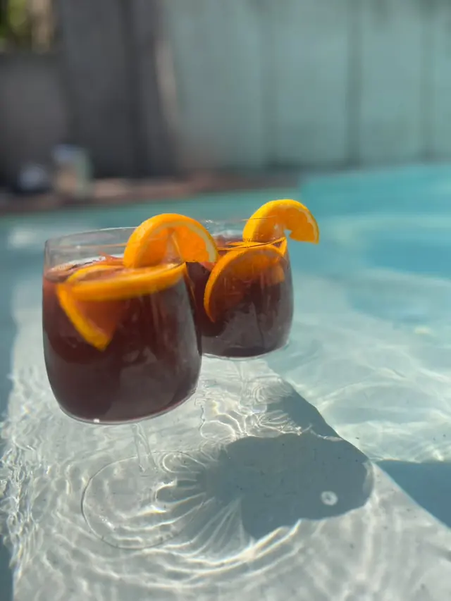 Copas de La Colora con naranja flotando en la piscina