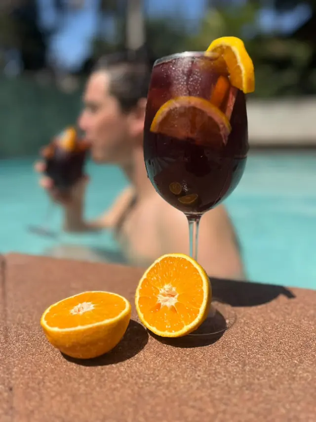 Copa de La Colora en el borde de la piscina