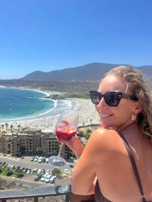 Brindis con La Colora frente al mar